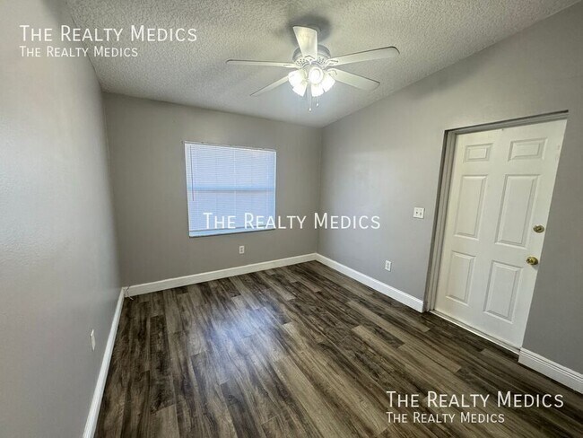 Building Photo - 1102 Egan Dr