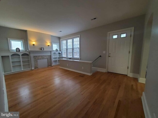 Building Photo - 1905 Mimosa St