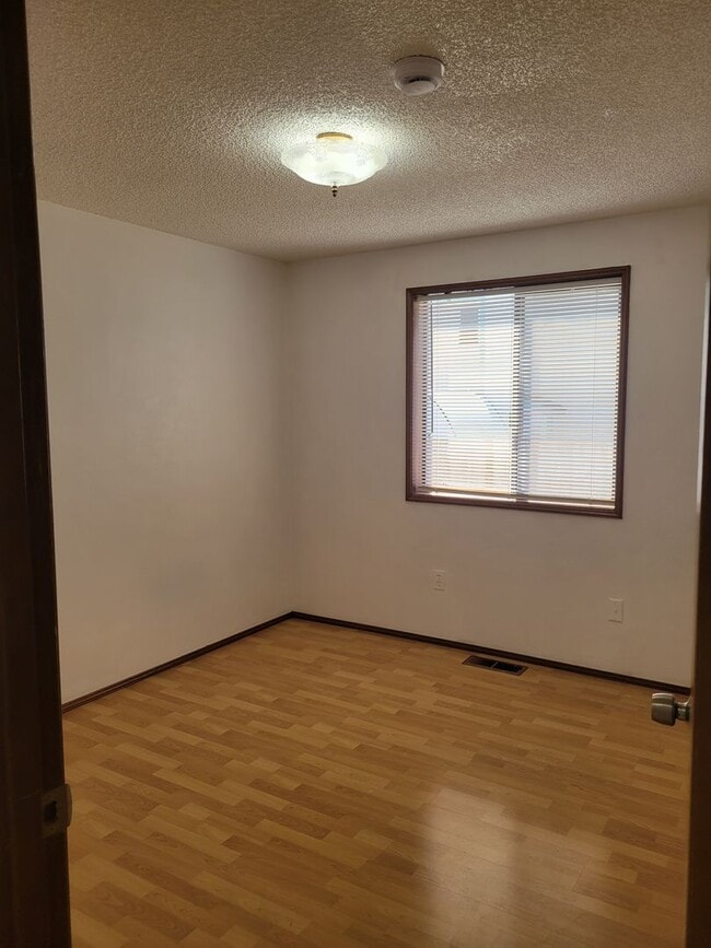 Building Photo - ? Spacious 3-Bedroom Rambler with Vaulted ...
