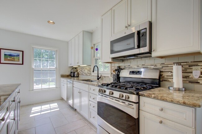 Building Photo - Cool Colonial in North Chevy Chase!
