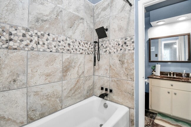 Building Photo - 2510 Hilton Head Dr