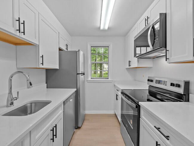 Building Photo - Sought-After fully remodeled Park Glen Condo Living in Arlington!