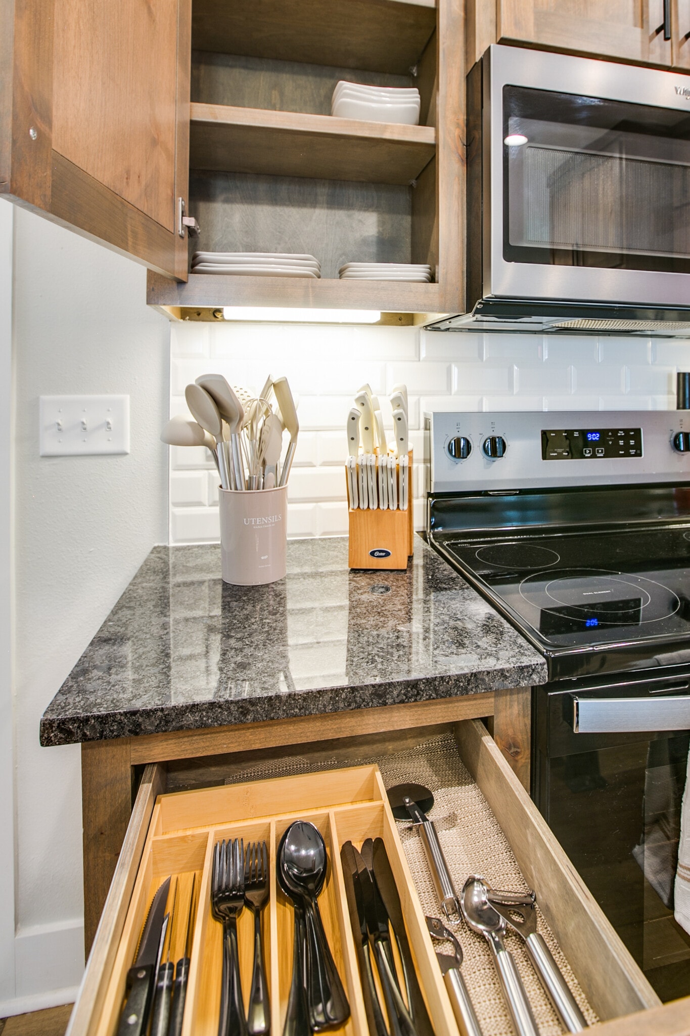 Building Photo - 1009 Holiday Dr