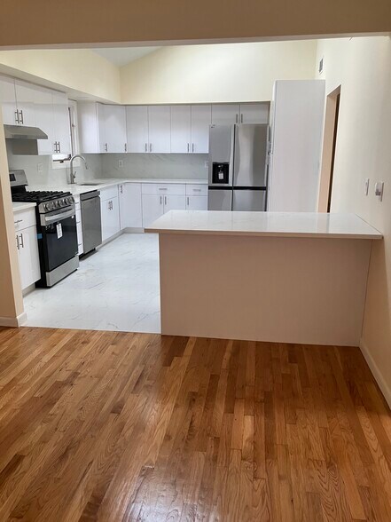 Brand new kitchen appliances - 2442 1st St