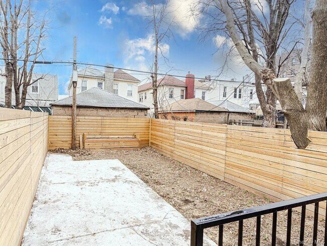 Building Photo - 282 E 38th St