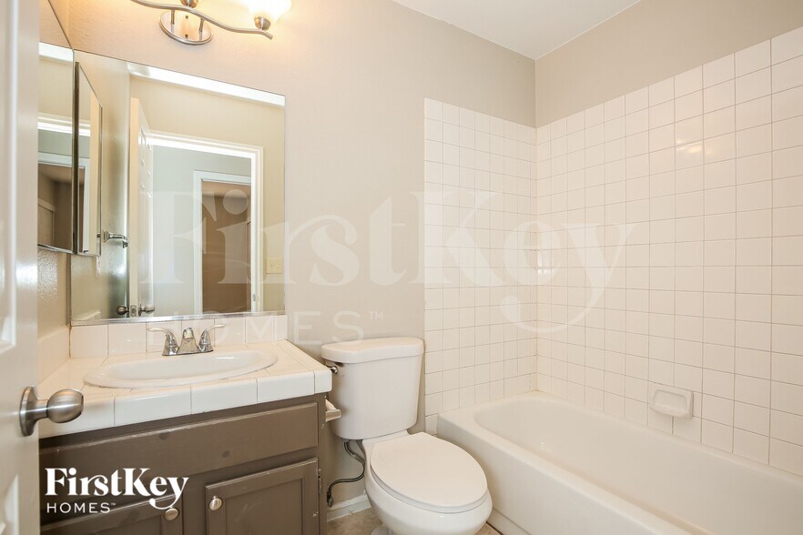 Building Photo - 8004 Verde Springs Dr