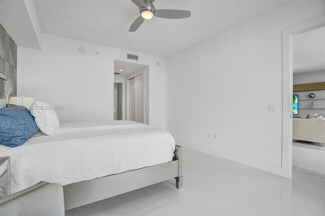 Building Photo - 100 E Las Olas Blvd