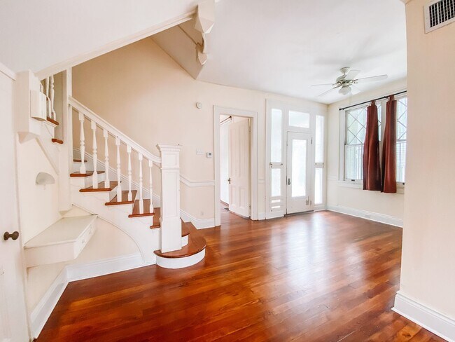 Building Photo - Gorgeous unit between Prytania and Magazine!