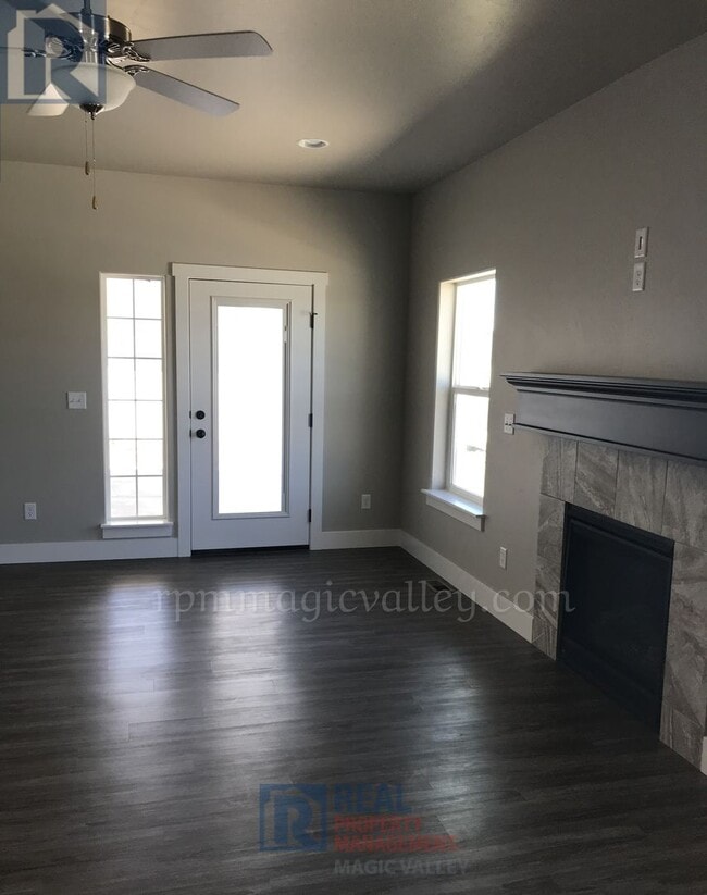 Building Photo - Beautiful 3 bedroom, 2 bath Available 7/8/...