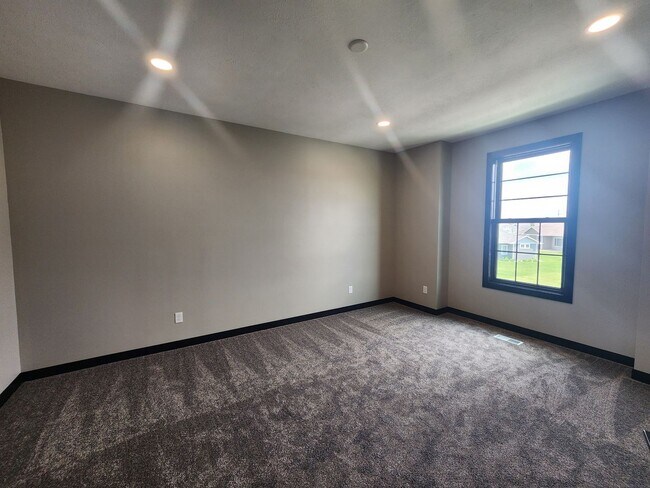 Building Photo - Brand New Townhomes!