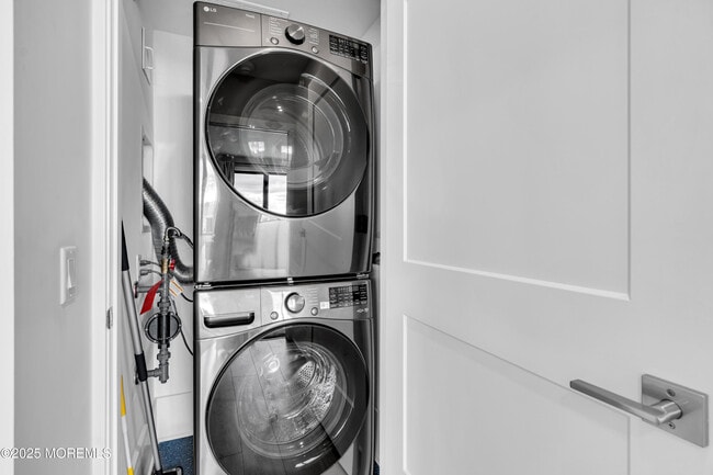 Building Photo - 218 3rd Ave