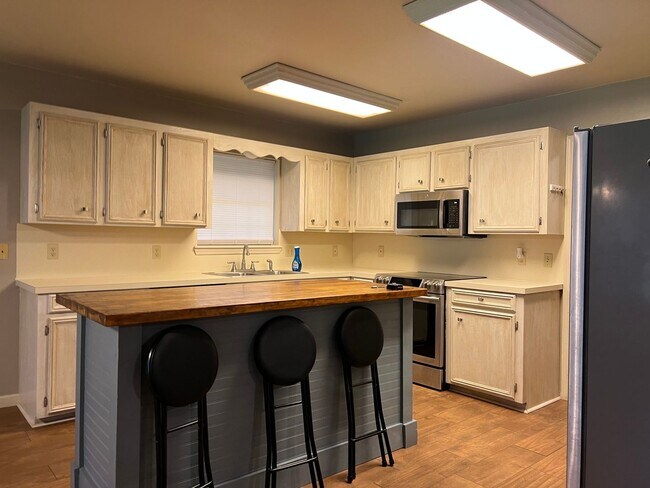 Building Photo - Close to Barksdale Air Force Base... You d...