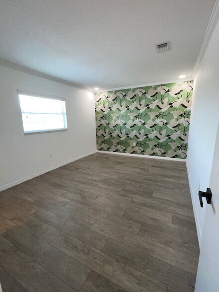 Building Photo - 8811 Bay Pointe Dr