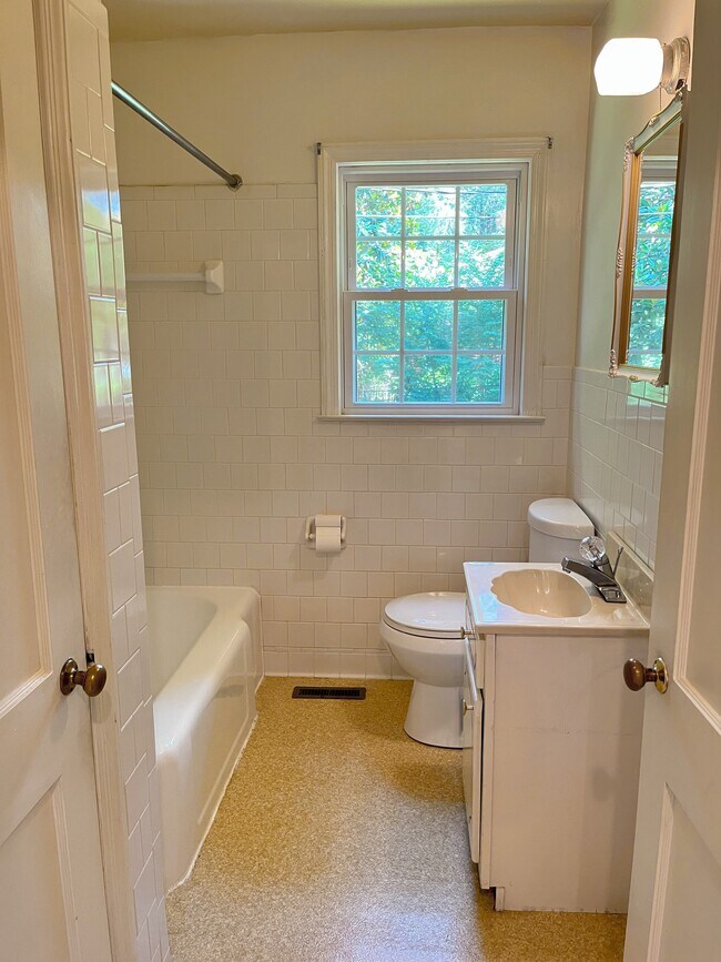 Full bath - 3805 Knollwood Dr