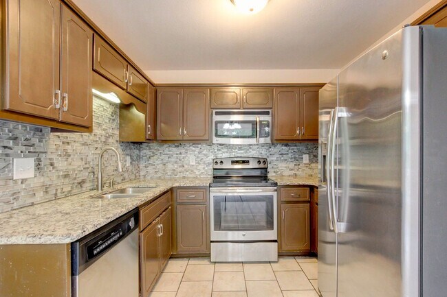Building Photo - 3 bed 2 bath w sweet basement.  Go
