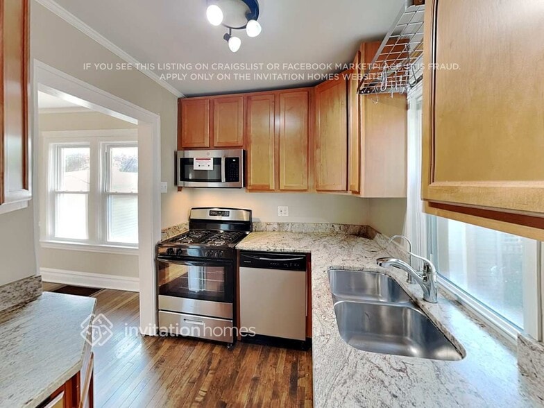 Building Photo - 862 Carpenter Ave