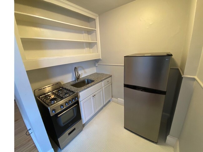 Building Photo - 100 Howe St