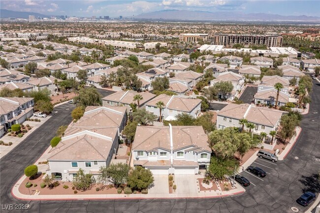 Building Photo - 275 Spectacular St