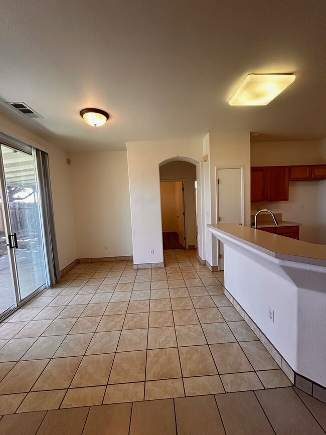 Building Photo - Beautiful home for rent in Visalia!