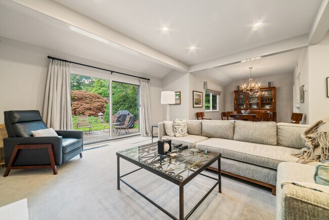 Building Photo - 595 Heritage Vlg