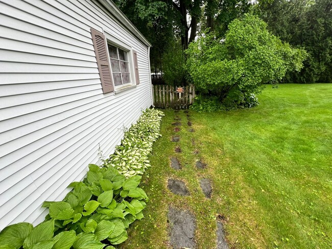 Building Photo - Single Family Home for Rent in Longmeadow!