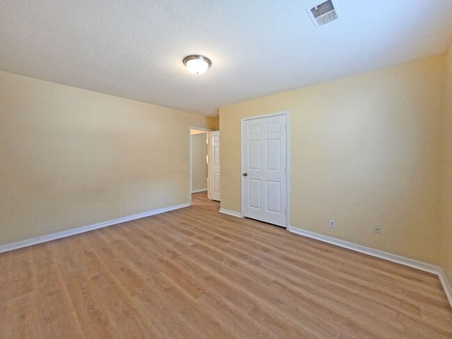 Building Photo - Charming 2-Bedroom Duplex in the Heart of ...