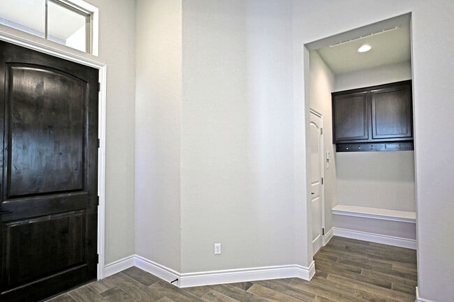 Building Photo - 588 Vale Ct