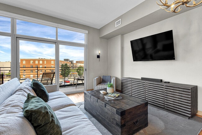 Building Photo - 106 W Seeboth St