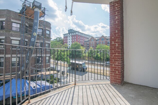 Building Photo - 9/1 Spacious, sunny 4BR/1.5BA with AC, balcony near Green Line!
