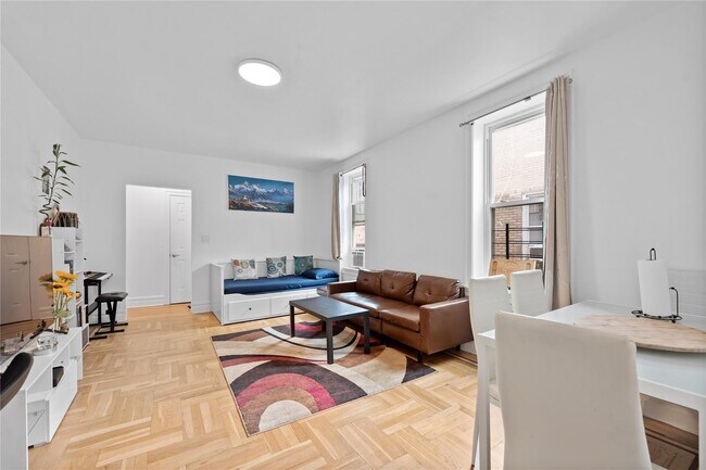 Building Photo - 811 Walton Ave