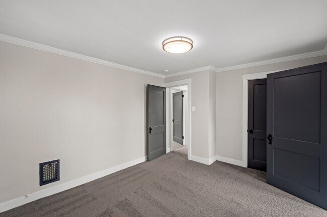 Building Photo - SCORE 1ST MONTH'S RENT FREE IF SIGNED BY APRIL 10! Spacious 3 bedroom home in Mt. Oliver availabl...