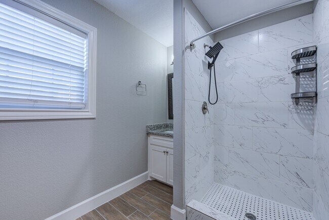 Building Photo - 6522 Linden St