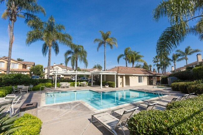 Building Photo - Beautiful 3 bed / 2.5 bath / 1,150 sqft Town Home in walking distance to Vista Village