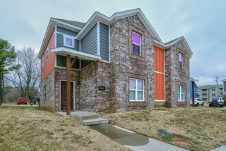 Building Photo - FREE 55” TV or 28” Blackstone! Plus $150 Amazon gift card! Beautiful 3 bed / 2.5 bath duplex with...