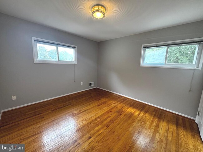 Building Photo - 10710 Maple St