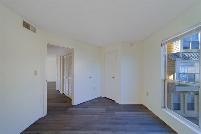 Building Photo - 115 112th Ave NE