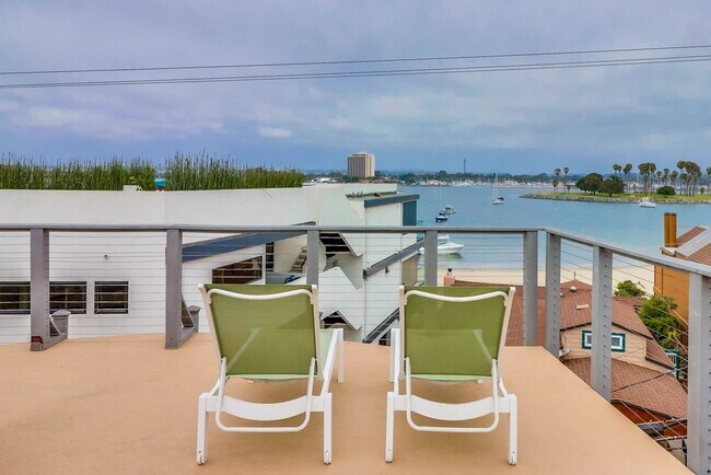 Building Photo - Private Rooftop Deck South Mission Beach