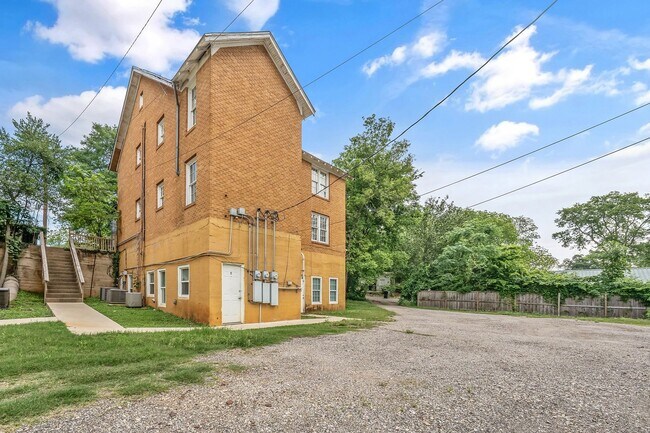 Building Photo - 132 Rowland Pl