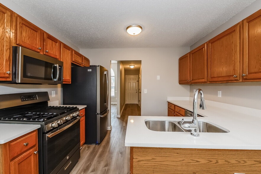 Building Photo - 5467 Sapphire Cir