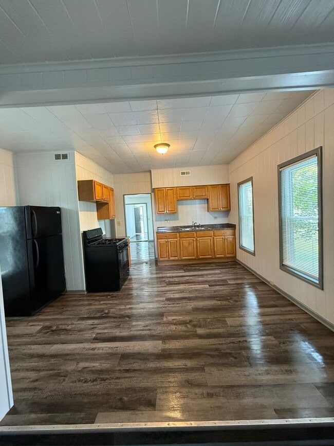 Building Photo - Nicely updated and spacious 3 bedroom hous...