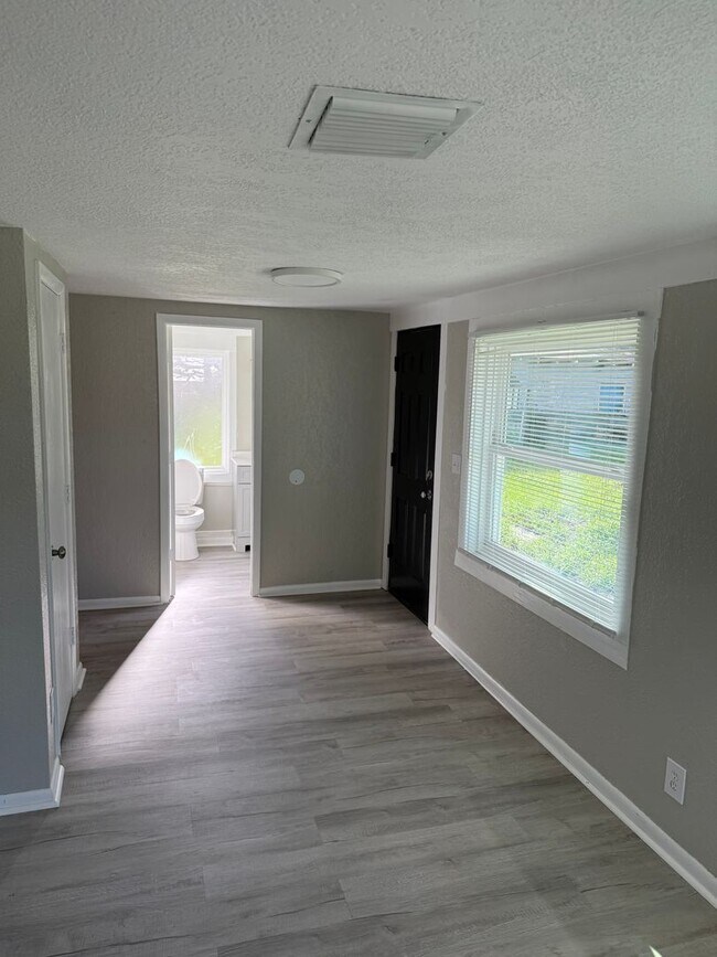 Building Photo - Newly Renovated 2.2 with Den - view of can...