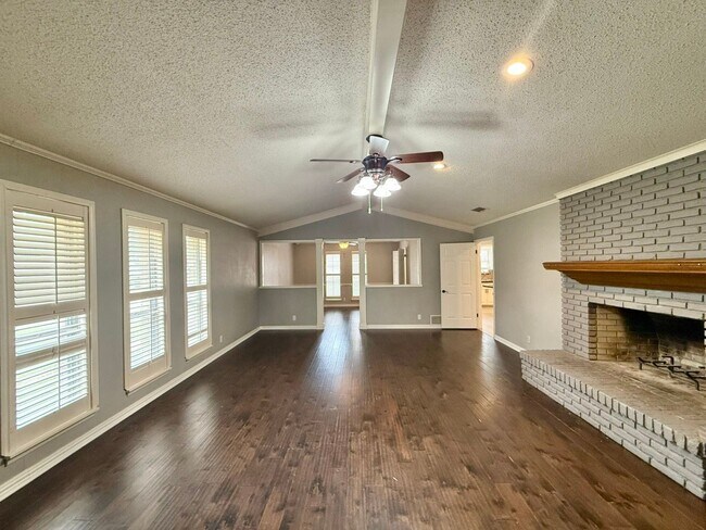 Building Photo - Available Now! Spacious 4 Bed/3 Bath Home in Tyler! Hot Tub!