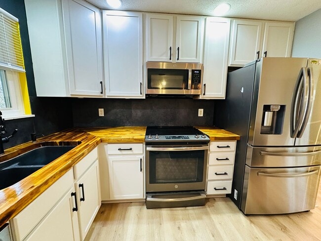 Building Photo - Stunning West Knoxville Transformation | Designer Kitchen & Smart Home Features