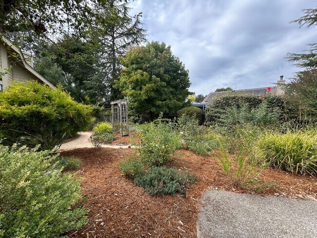 Building Photo - 8280 Oakmont Dr