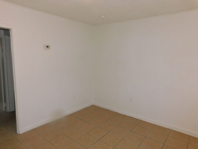 Building Photo - 1007 C St