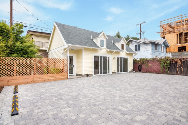 Building Photo - 1233 N Gower St