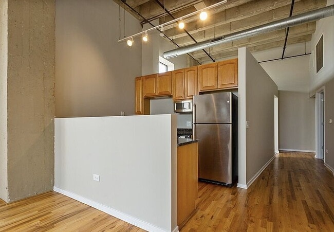 Building Photo - "Modern 2-Bed, 2-Bath Gem in Chicago's Heart – Fully Equipped for Urban Living!"