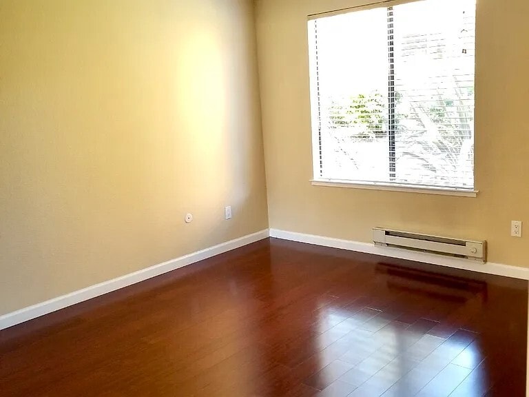 Building Photo - 300 Glenwood Cir