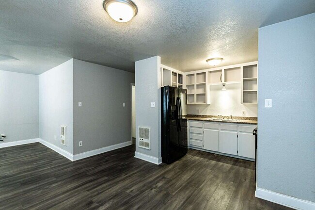 Building Photo - Cute 3 Bedroom 1 bathroom Home