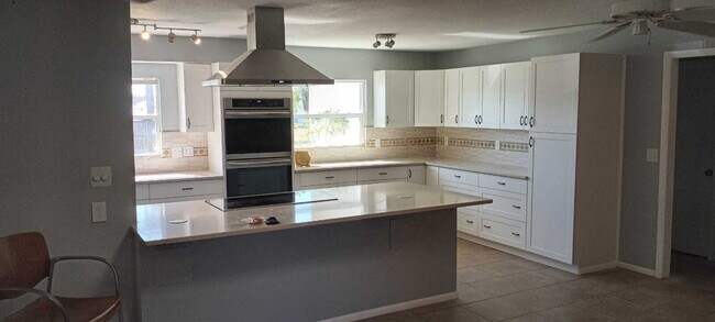 Building Photo - 5-Bedroom Pool Home with 2 Full Baths - Spacious 2373 Sq Ft Home in Englewood's Prime Location!"